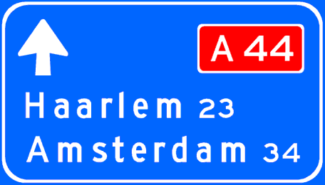 Lage beslissingswegwijzer langs 
        autosnelweg voor de doorgaande richting, met interlokale doelen en routenummer autosnelweg