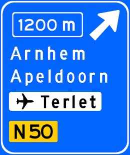 Voorwegwijzer langs autosnelweg 
        voor afgaande richting, met afstandsaanduiding, interlokale doelen (bovenste = afritnaam) verwijzing naar vliegveld-luchthaven en 
        routenummer niet-autosnelweg
