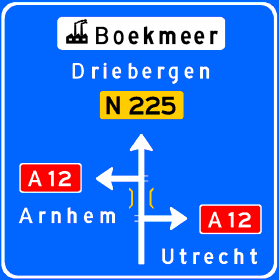 Voorwegwijzer langs niet-
        autosnelweg, met interlokale doelen, routenummers, viaductsymbool en aanduiding industrieterrein